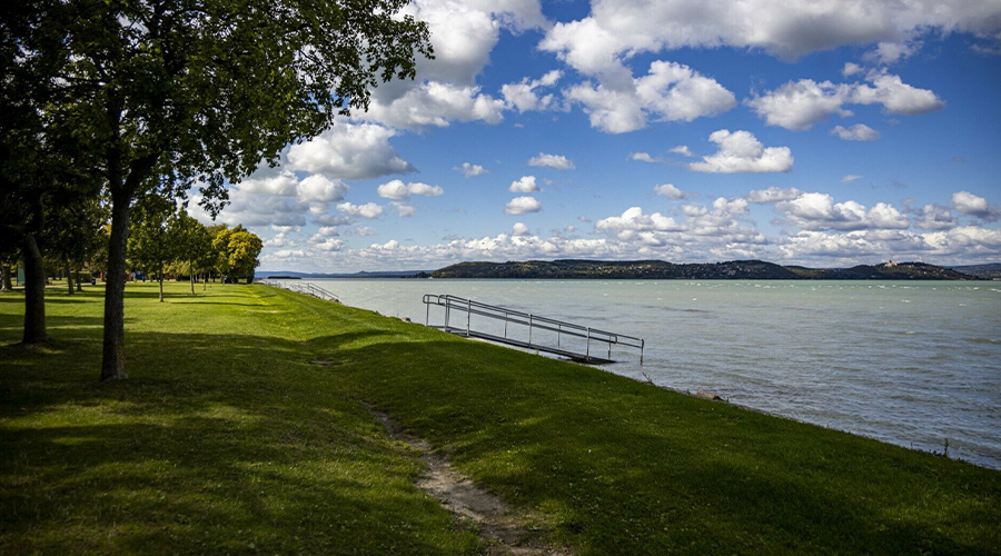 Csendes veszély a Balatonban: mikroműanyagok fenyegetik a vízi életet és az embereket