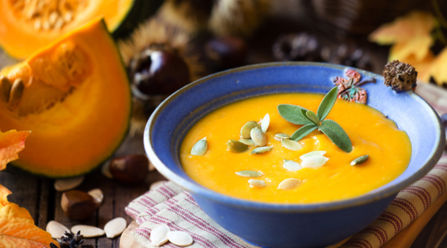 Egészséges és finom őszi recept: sütőtökkrémleves pirított tökmaggal